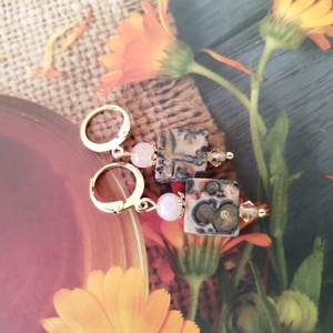 A vadon szava - leopárd jáspis, napkő és swarovski light peach kristályos fülbevaló - ékszer - fülbevaló - lógó fülbevaló - Meska.hu