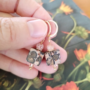 A vadon szava - leopárd jáspis, napkő és swarovski light peach kristályos fülbevaló - ékszer - fülbevaló - lógó fülbevaló - Meska.hu