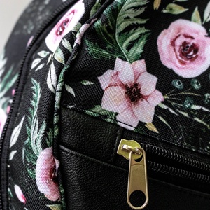 Egyedi tervezésű hátizsák - fekete alapon rózsaszín virágokkal - táska & tok - hátizsák - hátizsák - Meska.hu