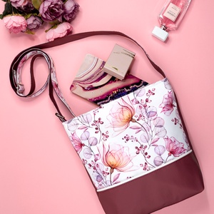 Kis méretű, rózsaszín virágos oldaltáska - táska & tok - kézitáska & válltáska - vállon átvethető táska - Meska.hu