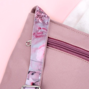 Rózsaszín, virágos kis méretű oldaltáska - táska & tok - kézitáska & válltáska - vállon átvethető táska - Meska.hu