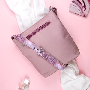 Rózsaszín, virágos kis méretű oldaltáska - táska & tok - kézitáska & válltáska - vállon átvethető táska - Meska.hu