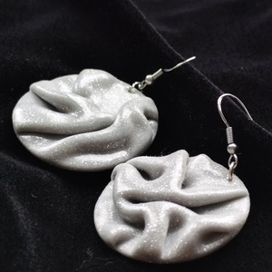 Ezüst gyűrött fülbevaló  - ékszer - fülbevaló - lógós kerek fülbevaló - Meska.hu