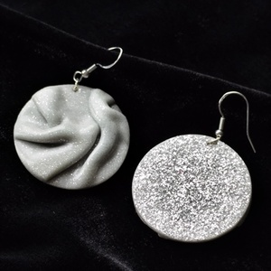 Ezüst gyűrött fülbevaló  - ékszer - fülbevaló - lógós kerek fülbevaló - Meska.hu