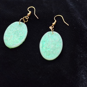 Élénk zöld fülbevaló  - ékszer - fülbevaló - lógó fülbevaló - Meska.hu