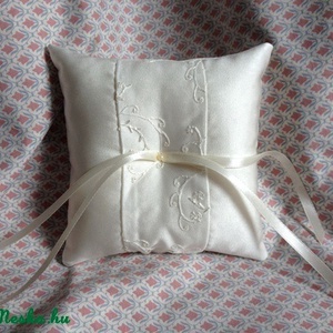 Ekrü színű csipkés gyűrűpárna - Meska.hu