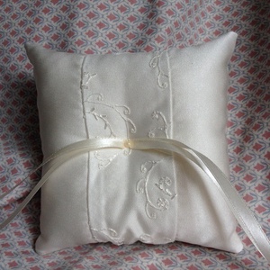 Ekrü színű csipkés gyűrűpárna -  - Meska.hu