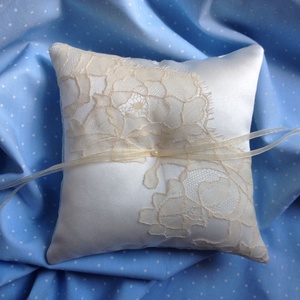 Vintage hangulatú csipkés gyűrűpárna -  - Meska.hu