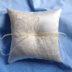 Vintage hangulatú csipkés gyűrűpárna - Meska.hu