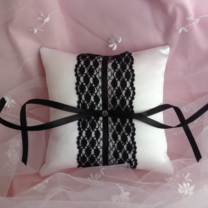 Fekete-fehér gyűrűpárna - Meska.hu