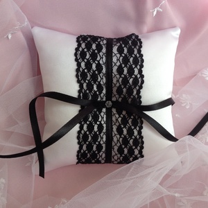 Fekete-fehér gyűrűpárna -  - Meska.hu