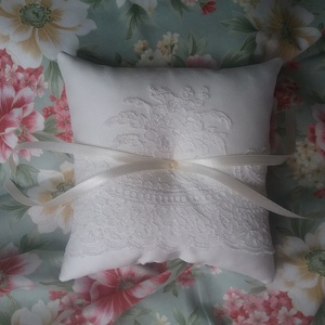 Vintage hangulatú csipkés gyűrűpárna - Meska.hu