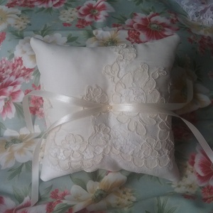 Vintage hangulatú csipkés gyűrűpárna - Meska.hu