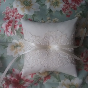 Vintage hangulatú csipkés gyűrűpárna - Meska.hu