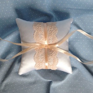 Barack-fehér gyűrűpárna - Meska.hu