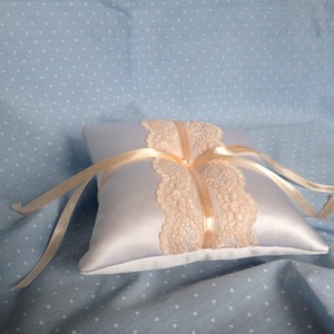 Barack-fehér gyűrűpárna -  - Meska.hu