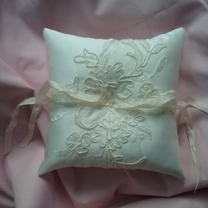 Ekrü színű csipkés gyűrűpárna - Meska.hu