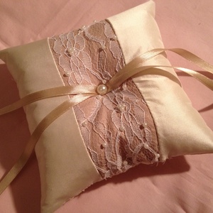 Ekrü színű csipkés gyűrűpárna - Meska.hu