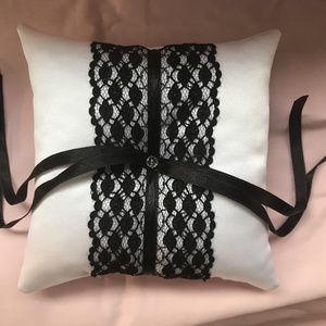 Fekete-fehér gyűrűpárna - Meska.hu