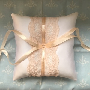 Barack-fehér gyűrűpárna - Meska.hu