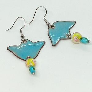 Asszimetrikus tulipán  fülbevaló zománc, Ékszer, Fülbevaló, Lógó fülbevaló, Tűzzománc, Vörösrézből készült tűzzománc fülbevaló. Fehér  kék  ékszer zománcporral Rozsdamentes acél alkatrés..., MESKA