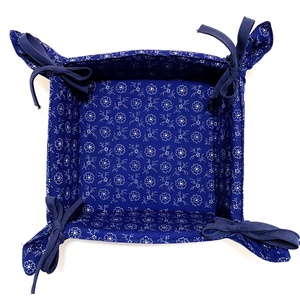 Kenyérkosár/tárolókosár eredeti kékfestő, Otthon & Életmód, Tárolás & Rendszerezés, Tárolókosár, Varrás, Eredeti kékfestő anyagunkból készült kenyérkosár.
Mérete: kb.: 21x21 cm, MESKA