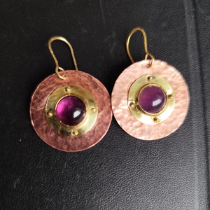 Korong alakú fülbevaló ametiszt kővel - ékszer - fülbevaló - lógós kerek fülbevaló - Meska.hu