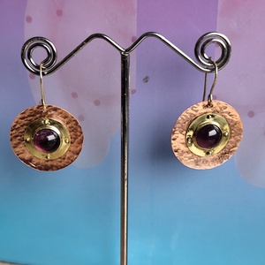 Korong alakú fülbevaló ametiszt kővel - ékszer - fülbevaló - lógós kerek fülbevaló - Meska.hu