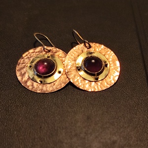 Korong alakú fülbevaló ametiszt kővel - ékszer - fülbevaló - lógós kerek fülbevaló - Meska.hu