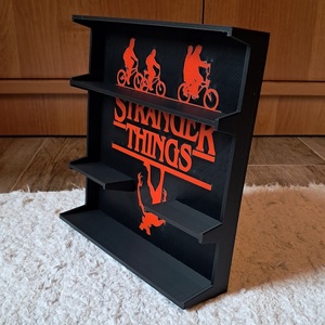 Stranger Things Kinder Joy figura tartó állvány tartókkal - otthon & életmód - dekoráció - asztal és polc dekoráció - asztaldísz - Meska.hu