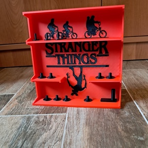 Stranger Things Kinder Joy figura tartó állvány tartókkal - otthon & életmód - dekoráció - asztal és polc dekoráció - asztaldísz - Meska.hu