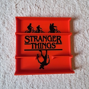 Stranger Things Kinder Joy figura tartó állvány tartókkal - otthon & életmód - dekoráció - asztal és polc dekoráció - asztaldísz - Meska.hu