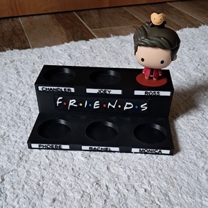 Jóbarátok/Friends McDonalds  gyűjthető figura tartó 2db 6000 ft., Otthon & Életmód, Tárolás & Rendszerezés, Íróasztali tároló, Mindenmás, Jóbarátok/Friends McDonalds gyűjthető figura tartó,névtáblákkal ellátott állvány. A névtáblák nincs..., MESKA