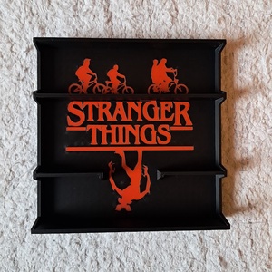 Stranger Things Kinder Joy figura tartó állvány tartókkal - otthon & életmód - dekoráció - asztal és polc dekoráció - asztaldísz - Meska.hu