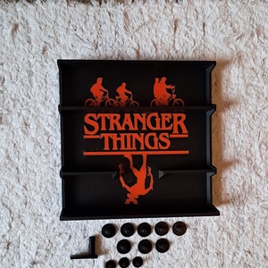 Stranger Things Kinder Joy figura tartó állvány tartókkal - otthon & életmód - dekoráció - asztal és polc dekoráció - asztaldísz - Meska.hu