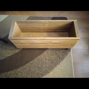 Borovi fenyő virágláda lábakkal � fa balkonláda cserepes növényekhez, dekoratív virágtartó teraszra vagy erkélyre . - otthon & életmód - ház & kert - növény & veteményes - Meska.hu