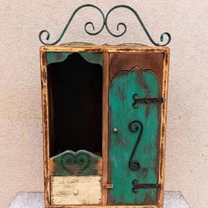 Rusztikus antikolt faliszekrény, téka - Meska.hu