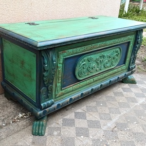 Rusztikus, antikolt faragott láda - otthon & életmód - tárolás & rendszerezés - láda - Meska.hu