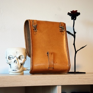 Bőr övtáska / combtáska koponya , rózsa és kígyó vésettel - táska & tok - övtáska - Meska.hu