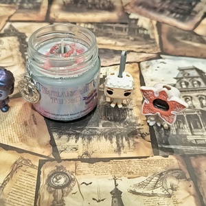 Stranger Things illatgyertya - otthon & életmód - gyertya, illat, aroma - gyertya - Meska.hu