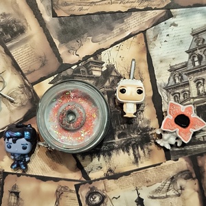 Stranger Things illatgyertya - otthon & életmód - gyertya, illat, aroma - gyertya - Meska.hu