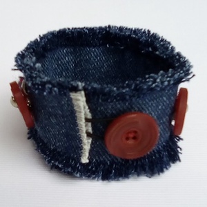 Újrahasznosítás! Farmer karkötő szalagokkal, gyöngyökkel, régi vintage gombokkal - ékszer - karkötő - széles karkötő - Meska.hu