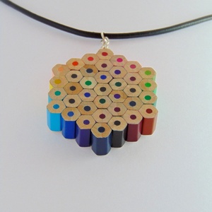 Hatszög alakú szivárvány színű színes ceruza nyaklánc medál ékszer rajtanároknak festőknek művészeknek - ékszer - nyaklánc - medálos nyaklánc - Meska.hu