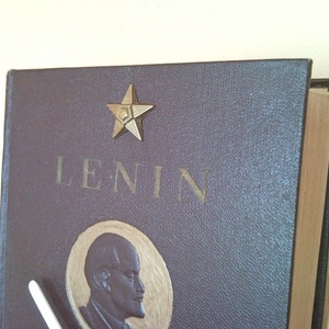 Lenin újratöltve! Könyv falióra, asztali óra dombornyomott arany portréval történelem tanároknak férfiaknak -  - Meska.hu