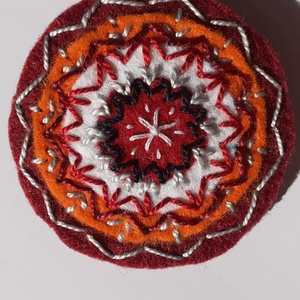 Kitűző, Ékszer, Kitűző és Bross, Varrás, Gyöngyfűzés, gyöngyhímzés, MESKA