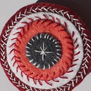 Kitűző, Ékszer, Kitűző és Bross, Varrás, Gyöngyfűzés, gyöngyhímzés, MESKA