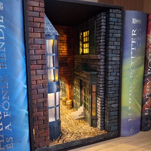 Az Abszol út- Book Nook - könyvtár (Diagon Alley), Otthon & Életmód, Dekoráció, Dekoratív figurák és szobrok, Mindenmás, Festett tárgyak, MESKA