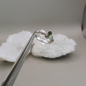 Nature Details - Örökzöld lehellet - kézzel vésett ezüst gyűrű peridottal - Meska.hu