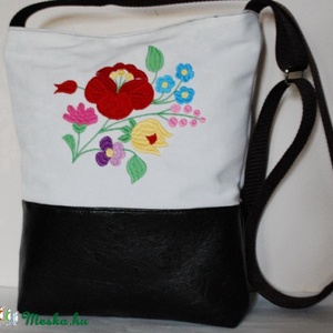 Hímzett kalocsai mintás táska - fehér, Táska & Tok, Kézitáska & válltáska, Válltáska, Hímzés, Varrás, MESKA