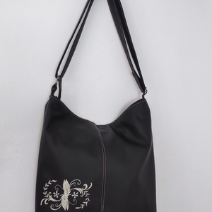 Hímzett fekete oldaltáska, válltáska, Táska & Tok, Kézitáska & válltáska, Vállon átvethető táska, Hímzés, Varrás, MESKA